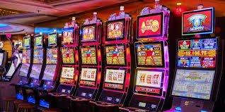 Tumpukan slot mesin klasik di kasino modern dengan lampu warna-warni